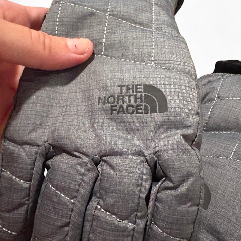 NWOT The North Face Charcoal Quilted Womens Gloves - Picture 5 of 7